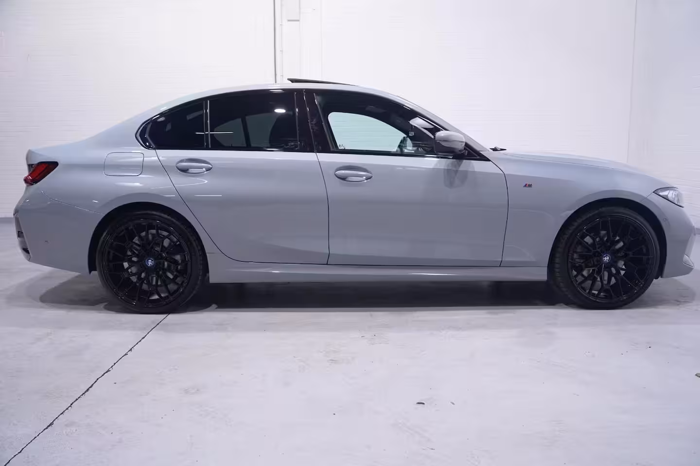 BMW 3-serie 330e M Sport SOH 96% Head up Schuifdak Camera Memory Shadowline 20 Inch Apple Carplay Trav