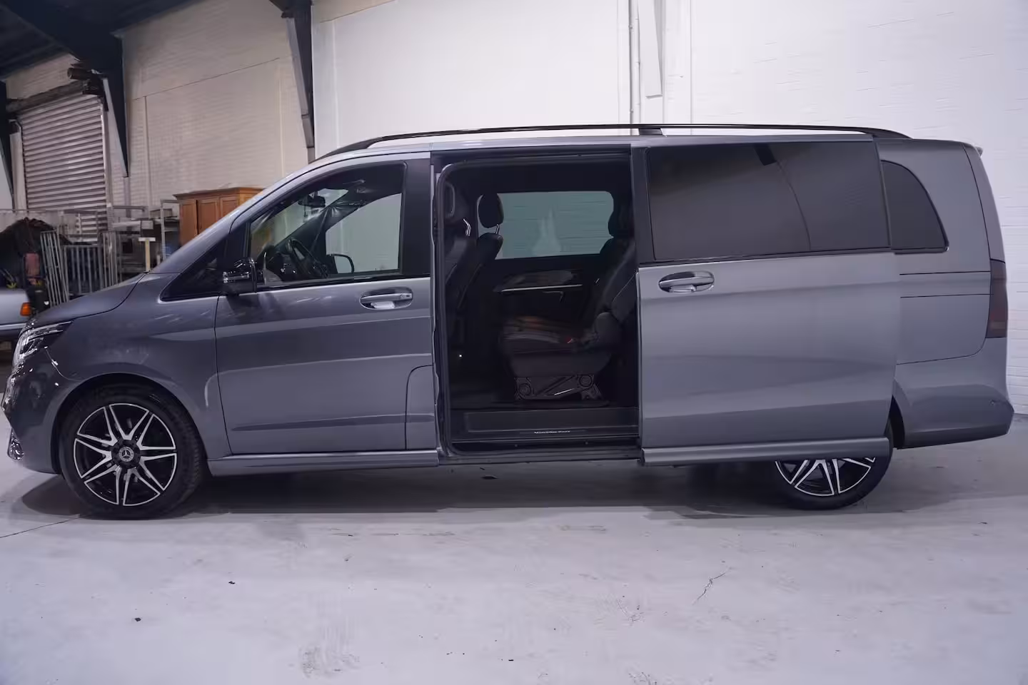 Mercedes-Benz V-klasse 300d Dubbel Cabine L3 AMG Line Airmatic, Burmester Sound, NAP, Distronic, Leder Zwart, LED