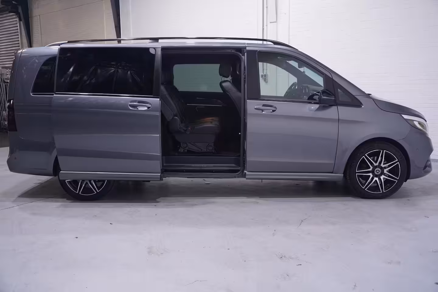 Mercedes-Benz V-klasse 300d Dubbel Cabine L3 AMG Line Airmatic, Burmester Sound, NAP, Distronic, Leder Zwart, LED