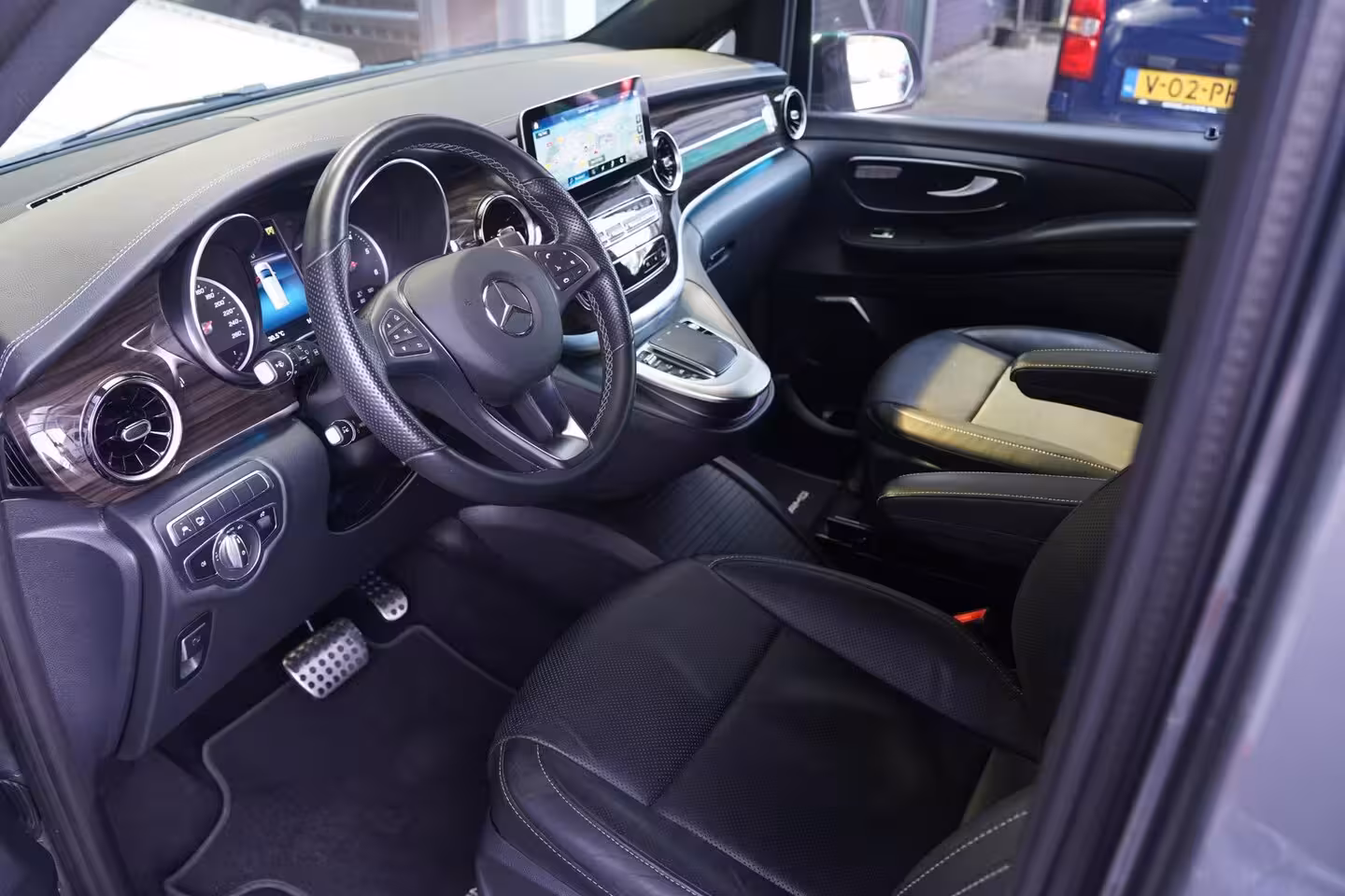 Mercedes-Benz V-klasse 300d Dubbel Cabine L3 AMG Line Airmatic, Burmester Sound, NAP, Distronic, Leder Zwart, LED