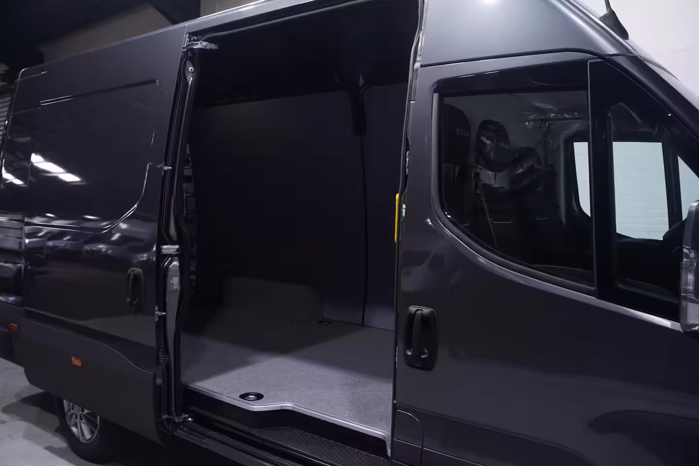 Iveco Daily 35S21 210 pk Aut. L2H2 Nieuw Navi, Camera Laadruimte Pakket, LED Koplampen, Trekhaak 3.500