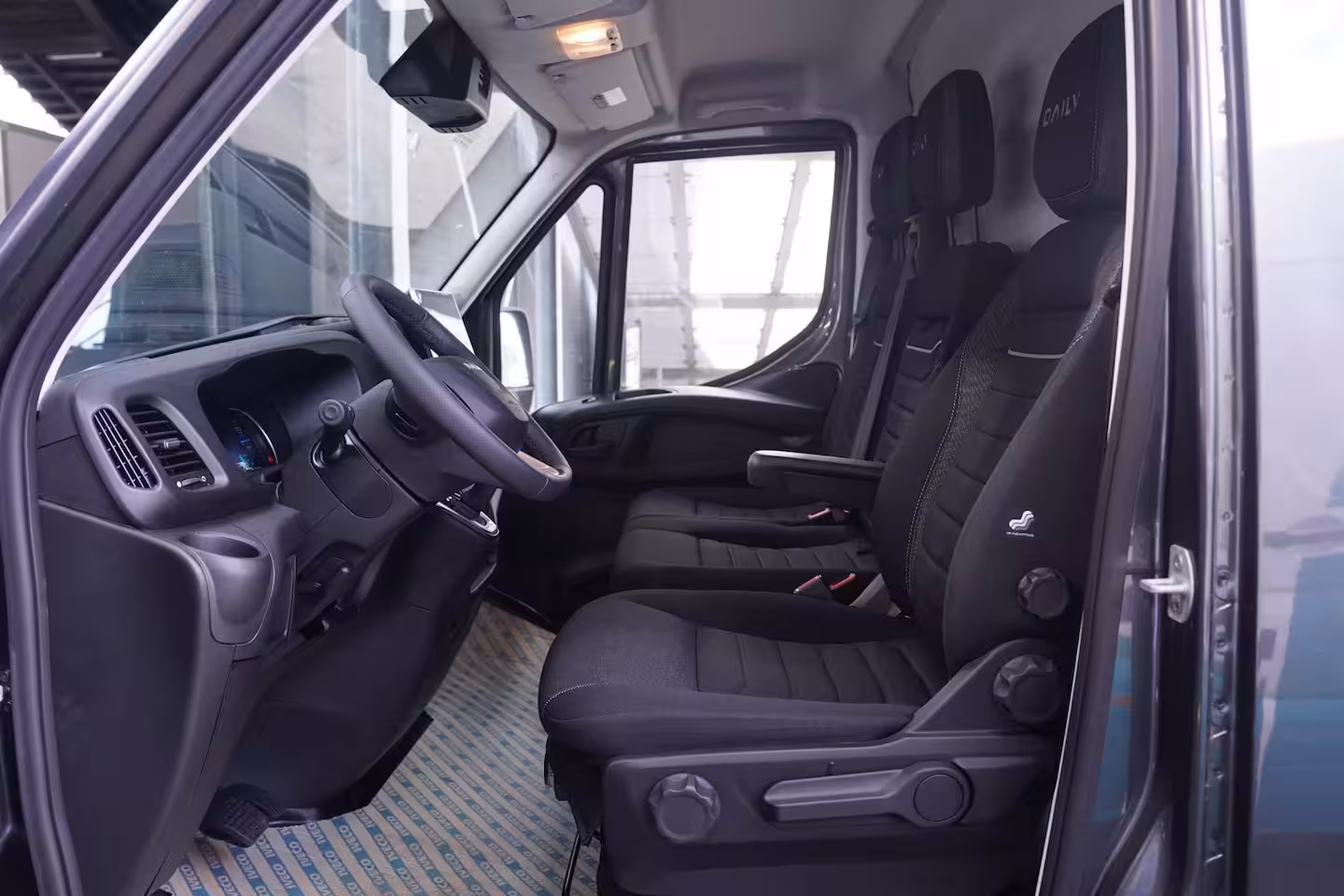 Iveco Daily 35S21 210 pk Aut. L2H2 Nieuw Navi, Camera Laadruimte Pakket, LED Koplampen, Trekhaak 3.500