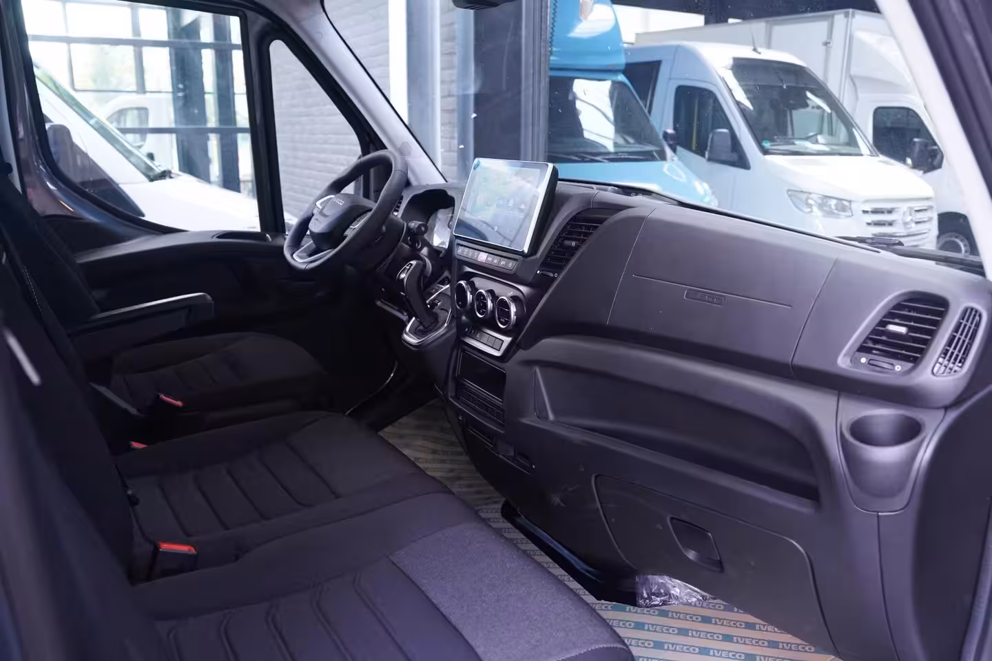 Iveco Daily 35S21 210 pk Aut. L2H2 Nieuw Navi, Camera Laadruimte Pakket, LED Koplampen, Trekhaak 3.500