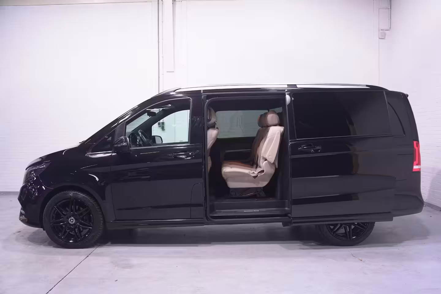 Mercedes-Benz V-klasse 300d 4-MATIC Lang AMG Line Dubbel Cabine NAP 2x Elek. schuifdeur, Leder Beige, Distronic,