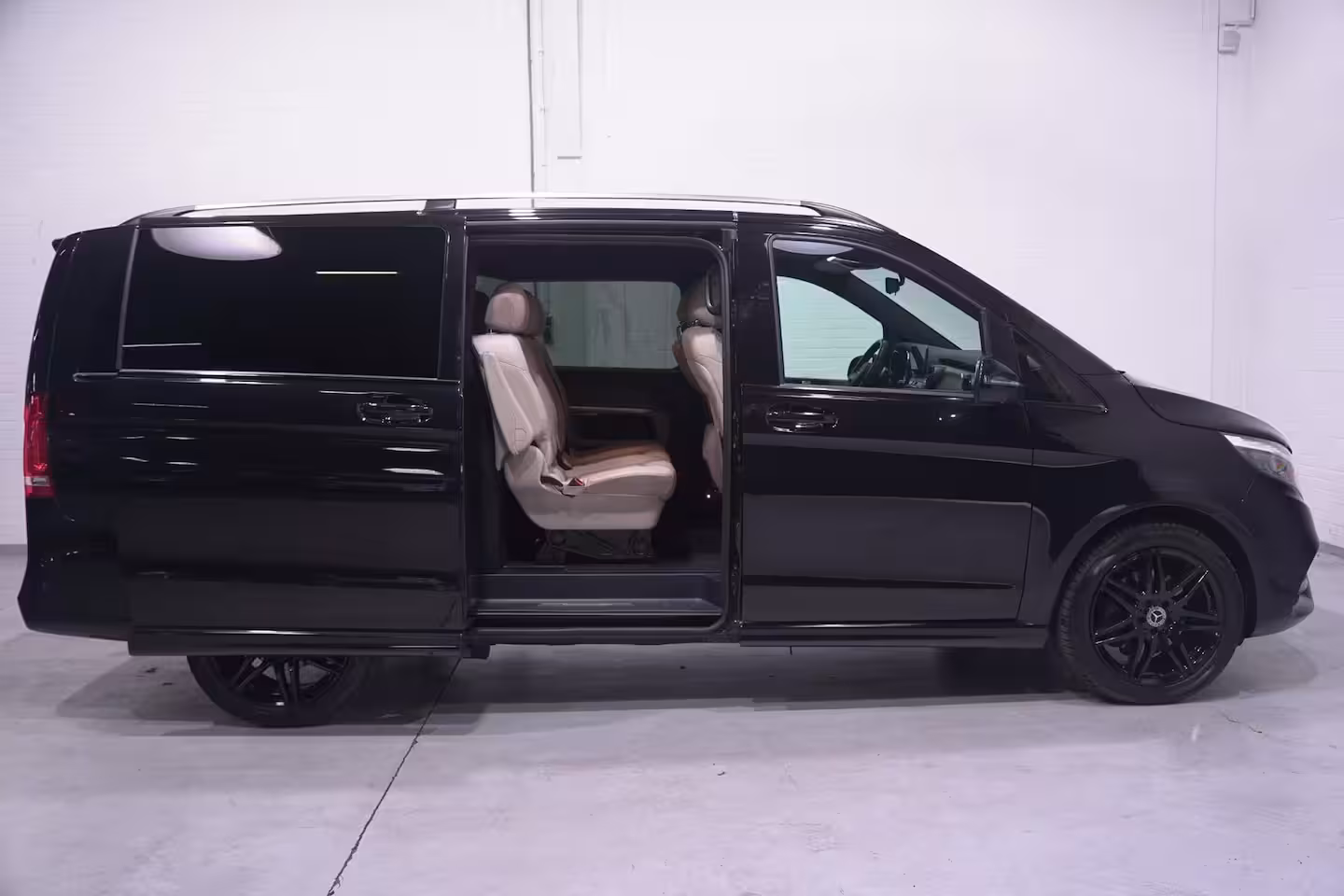 Mercedes-Benz V-klasse 300d 4-MATIC Lang AMG Line Dubbel Cabine NAP 2x Elek. schuifdeur, Leder Beige, Distronic,