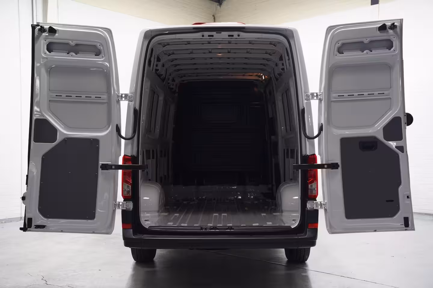 Volkswagen Crafter 2.0 TDI 140 pk L4H3 Airco, Cruise Control Geveerde Stoel, PDC V+A, 3-Zits, Nieuw ongebruik