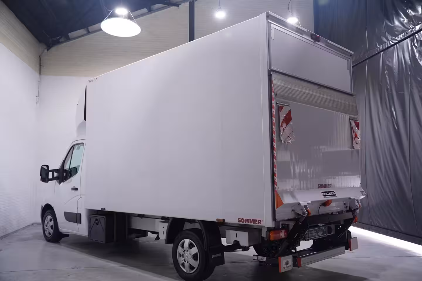 Nissan Interstar 2.3 DCi 165 pk Bakwagen met Laadklep Airco, Apple Carplay, Camera, Cruise Control, 3-Zits