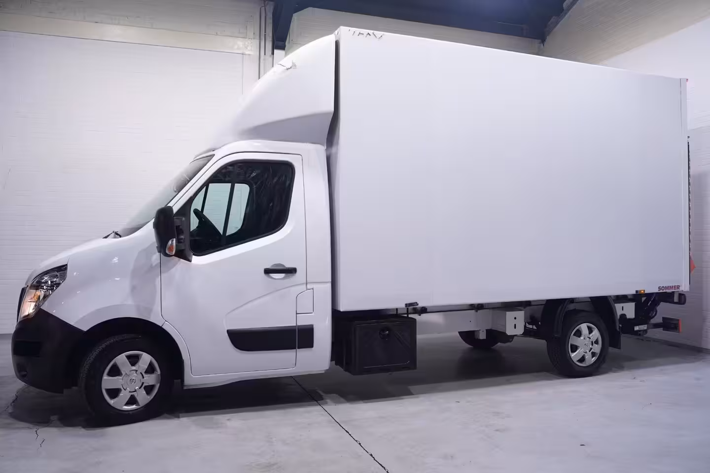 Nissan Interstar 2.3 DCi 165 pk Bakwagen met Laadklep Airco, Apple Carplay, Camera, Cruise Control, 3-Zits