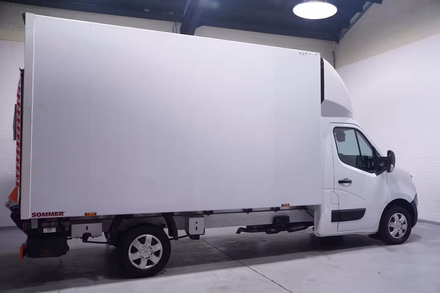 Nissan Interstar 2.3 DCi 165 pk Bakwagen met Laadklep Airco, Apple Carplay, Camera, Cruise Control, 3-Zits