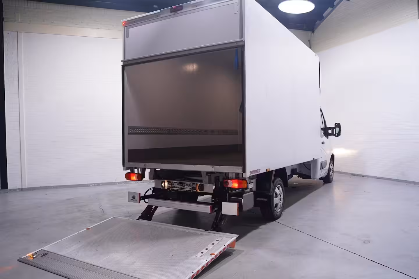 Nissan Interstar 2.3 DCi 165 pk Bakwagen met Laadklep Airco, Apple Carplay, Camera, Cruise Control, 3-Zits