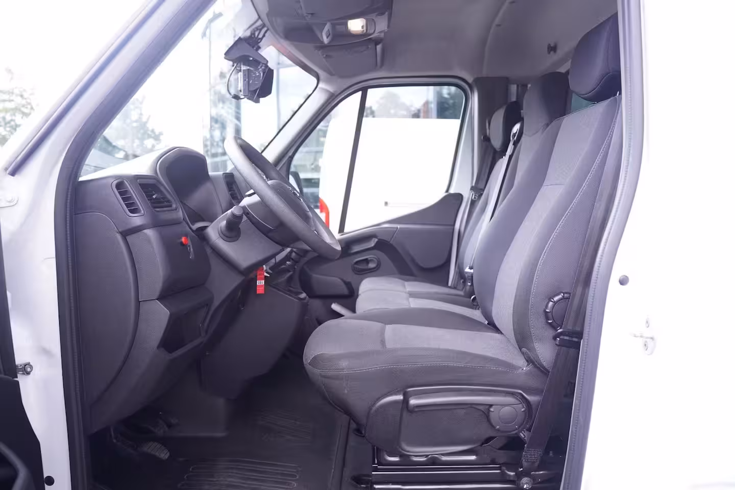 Nissan Interstar 2.3 DCi 165 pk Bakwagen met Laadklep Airco, Apple Carplay, Camera, Cruise Control, 3-Zits