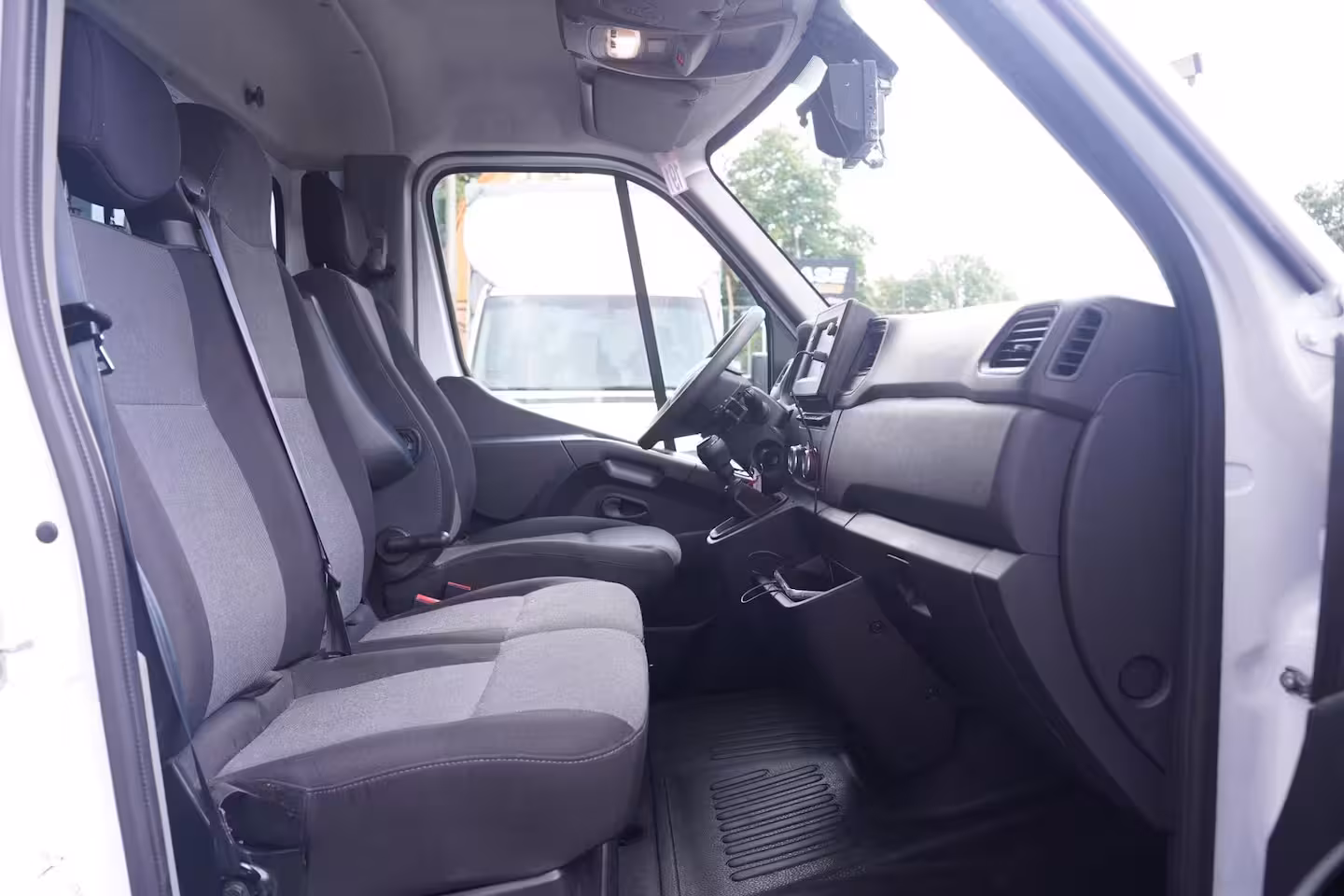 Nissan Interstar 2.3 DCi 165 pk Bakwagen met Laadklep Airco, Apple Carplay, Camera, Cruise Control, 3-Zits