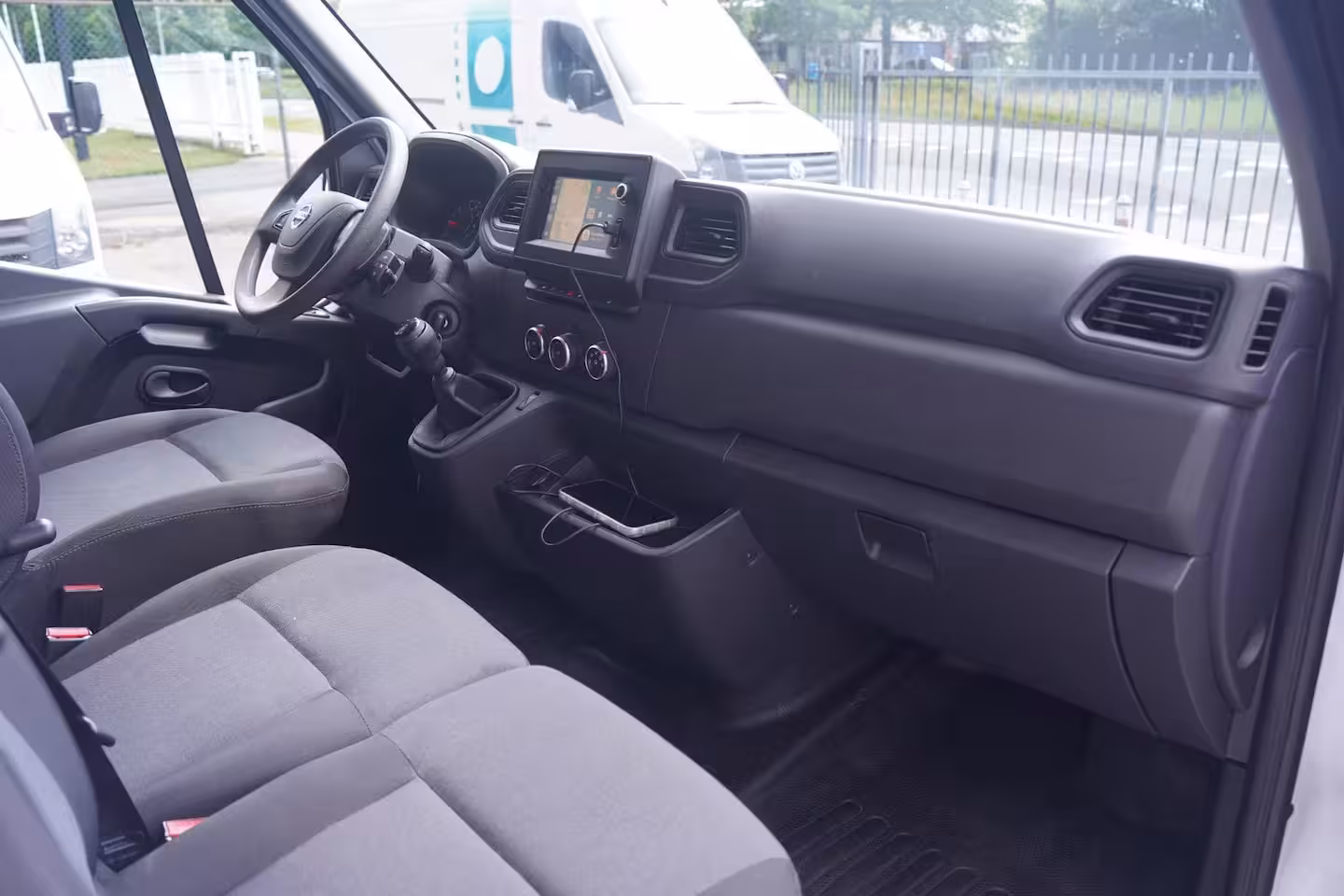 Nissan Interstar 2.3 DCi 165 pk Bakwagen met Laadklep Airco, Apple Carplay, Camera, Cruise Control, 3-Zits