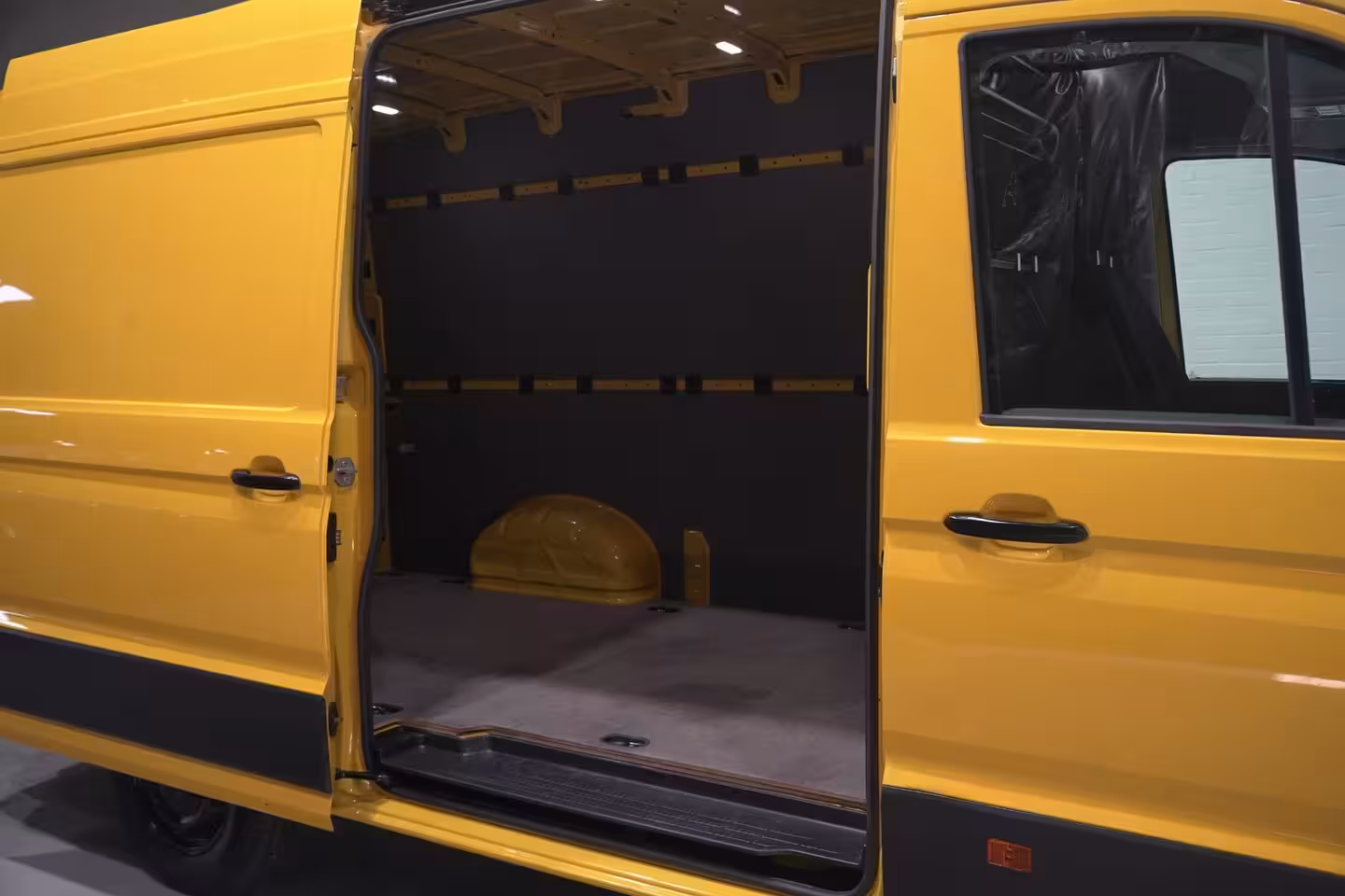 MAN TGE 3.140 pk DSG Automaat L3H3 Airco, DHL Geel App Connect, Cruise Control, 270 Graden Deuren,