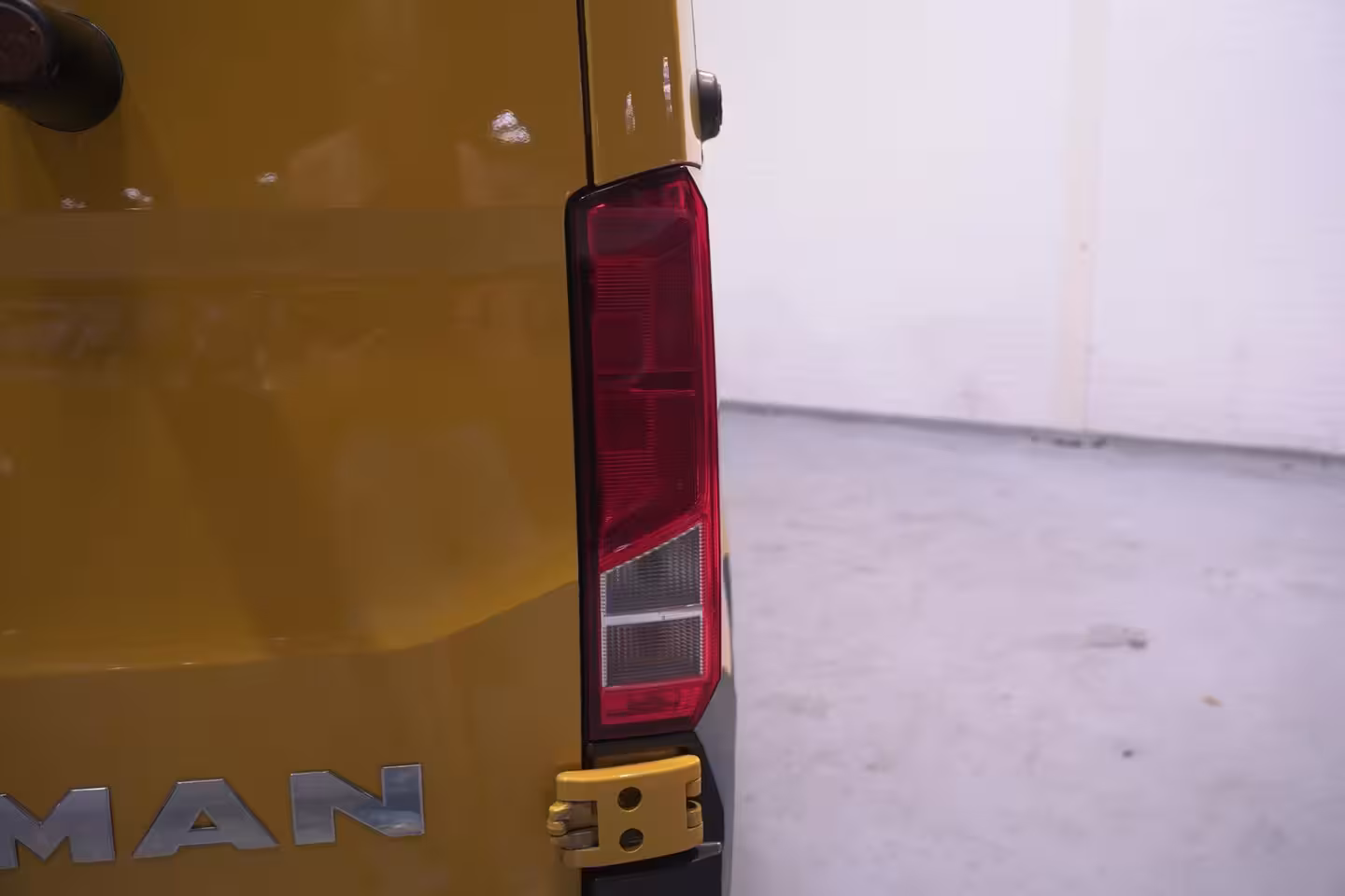MAN TGE 3.140 pk DSG Automaat L3H3 Airco, DHL Geel App Connect, Cruise Control, 270 Graden Deuren,