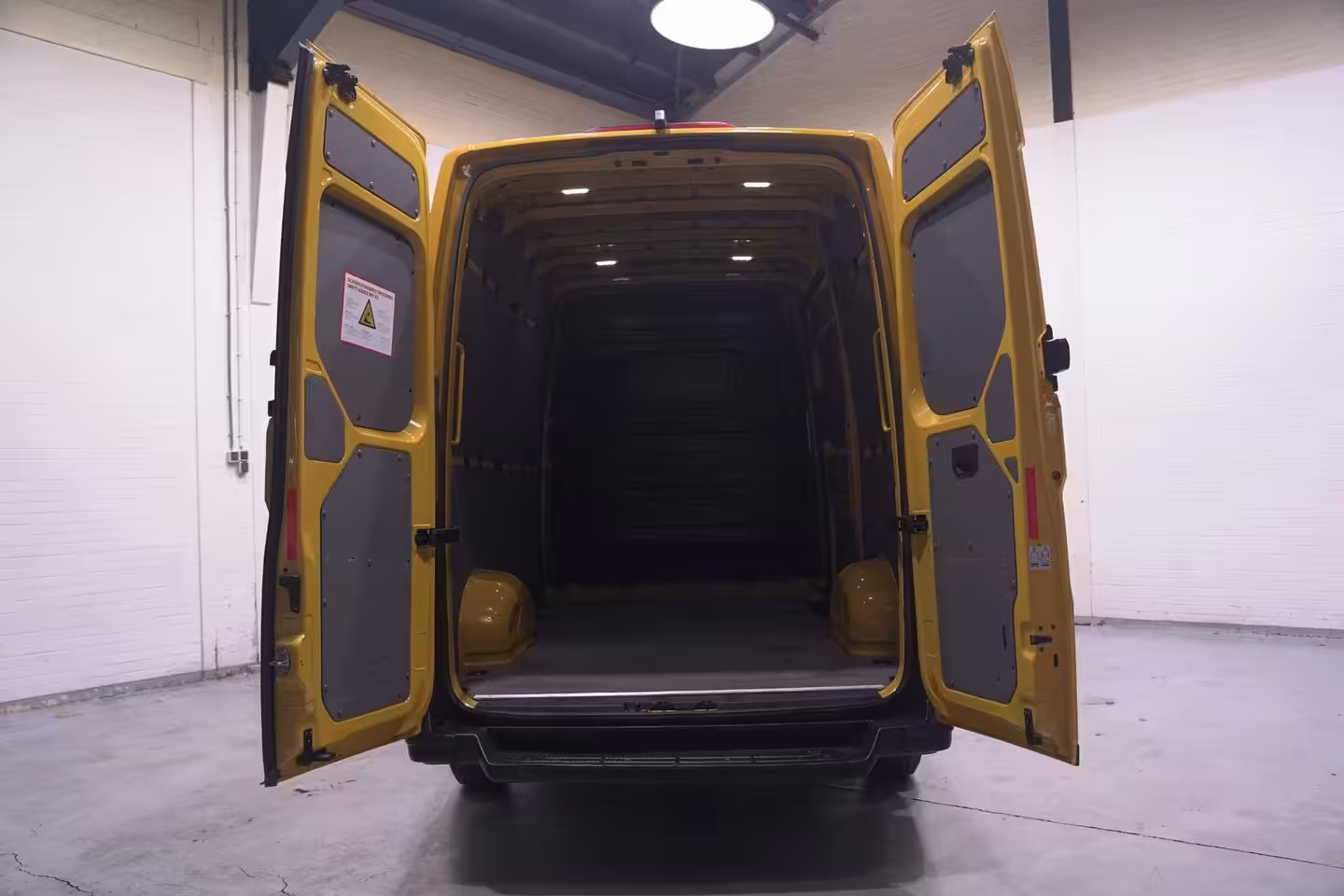 MAN TGE 3.140 pk DSG Automaat L3H3 Airco, DHL Geel App Connect, Cruise Control, 270 Graden Deuren,