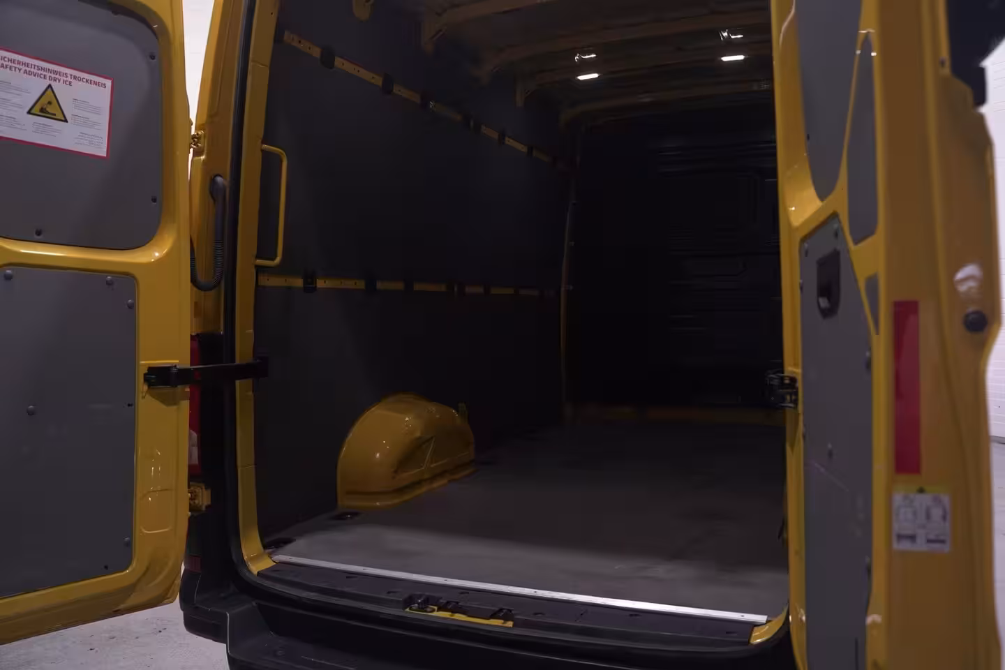 MAN TGE 3.140 pk DSG Automaat L3H3 Airco, DHL Geel App Connect, Cruise Control, 270 Graden Deuren,