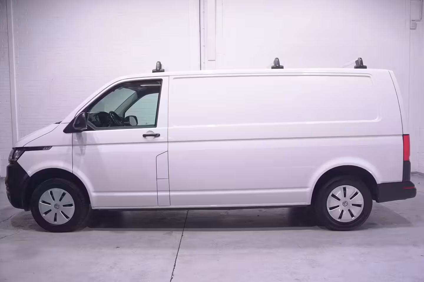 Volkswagen Transporter 2.0 TDI 110 pk L2H1 Airco, 2-Zits, Achterklep Laadruimte Pakket, PDC V+A, Dakdragers