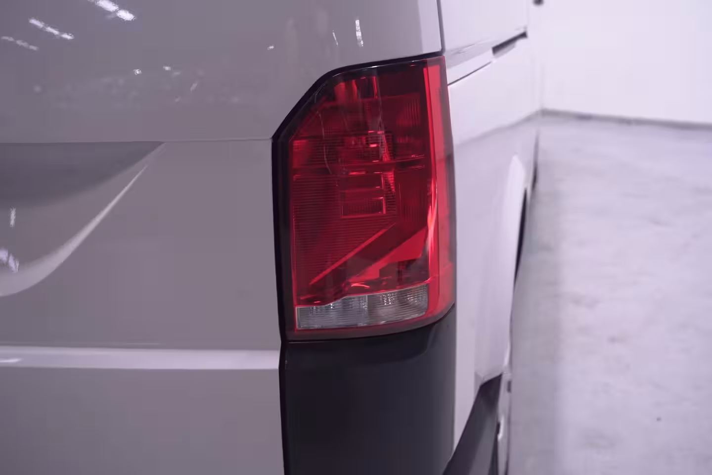 Volkswagen Transporter 2.0 TDI 110 pk L2H1 Airco, 2-Zits, Achterklep Laadruimte Pakket, PDC V+A, Dakdragers