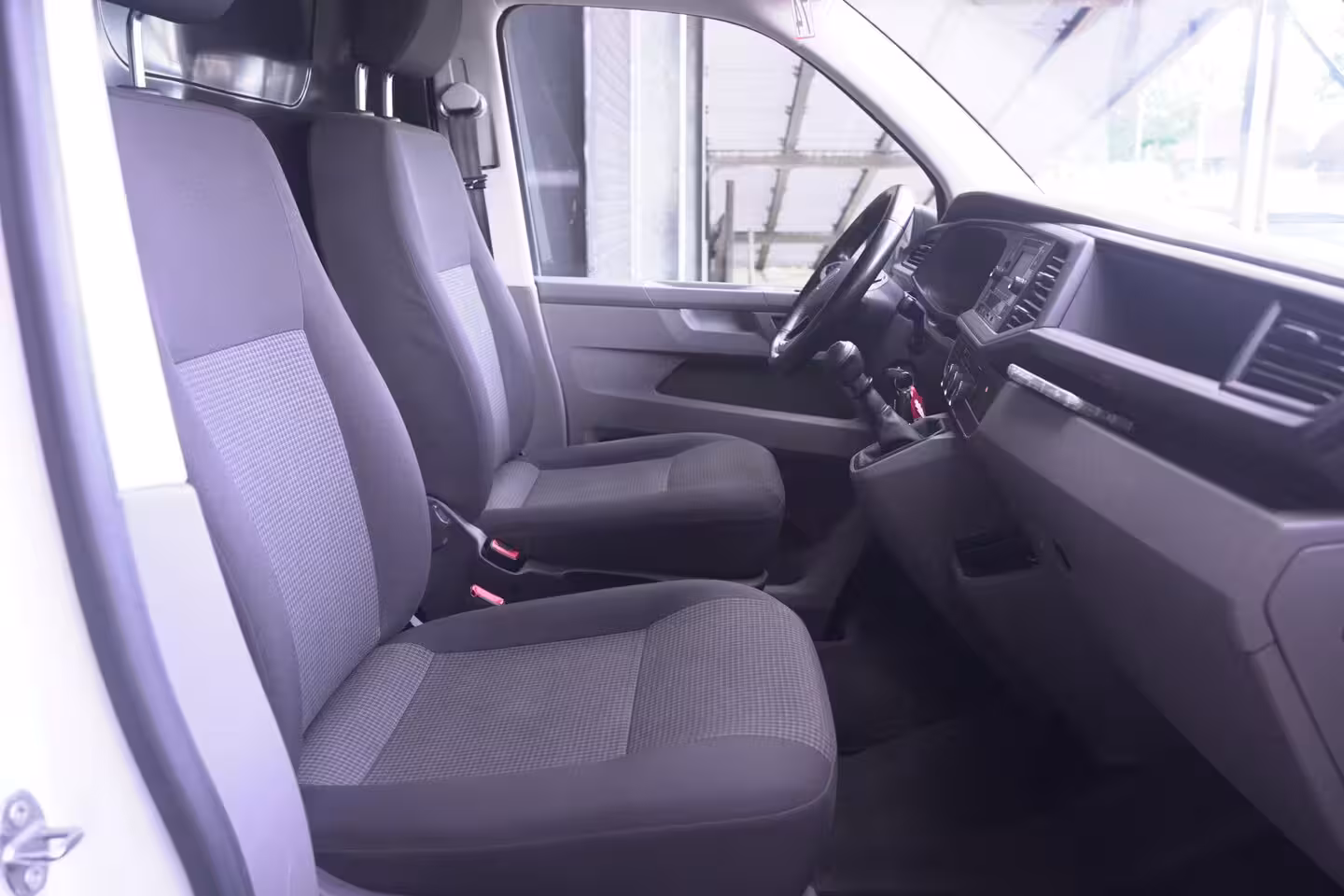 Volkswagen Transporter 2.0 TDI 110 pk L2H1 Airco, 2-Zits, Achterklep Laadruimte Pakket, PDC V+A, Dakdragers