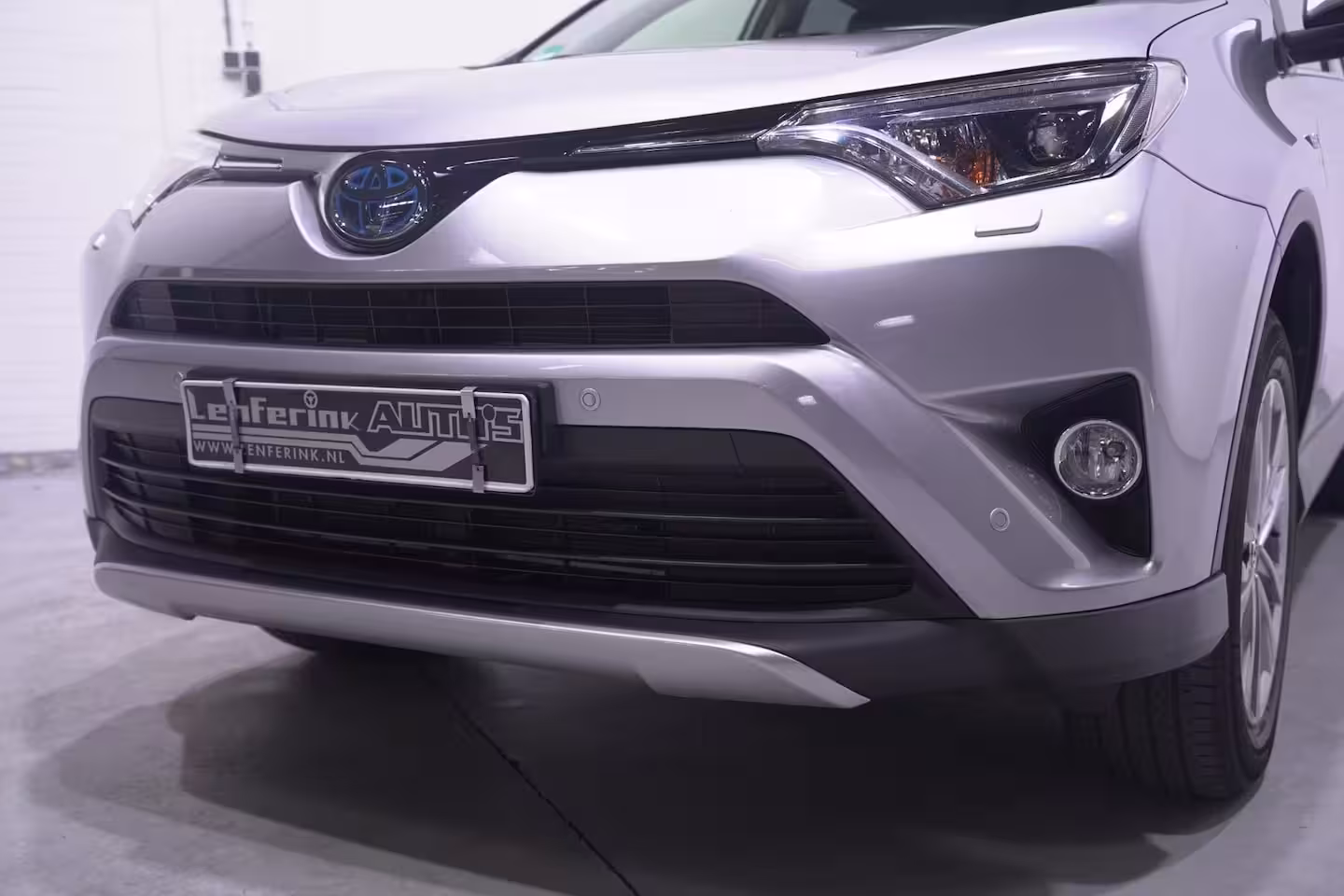 Toyota RAV4 2.5 Hybrid AWD Energy Team-Duitsland navigatie camera 1650kg trekgewicht onderhouds histor