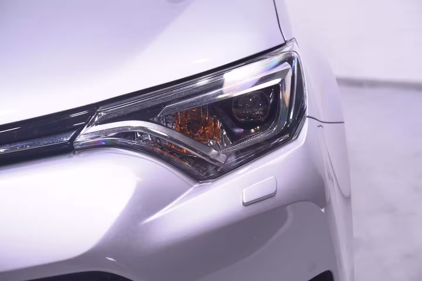 Toyota RAV4 2.5 Hybrid AWD Energy Team-Duitsland navigatie camera 1650kg trekgewicht onderhouds histor