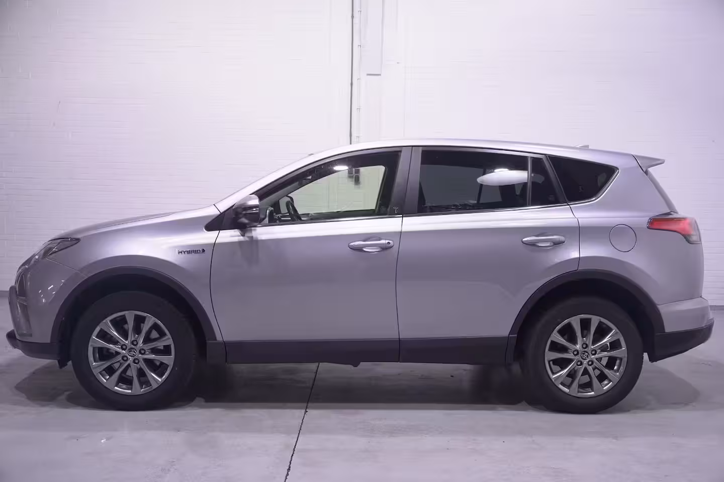 Toyota RAV4 2.5 Hybrid AWD Energy Team-Duitsland navigatie camera 1650kg trekgewicht onderhouds histor