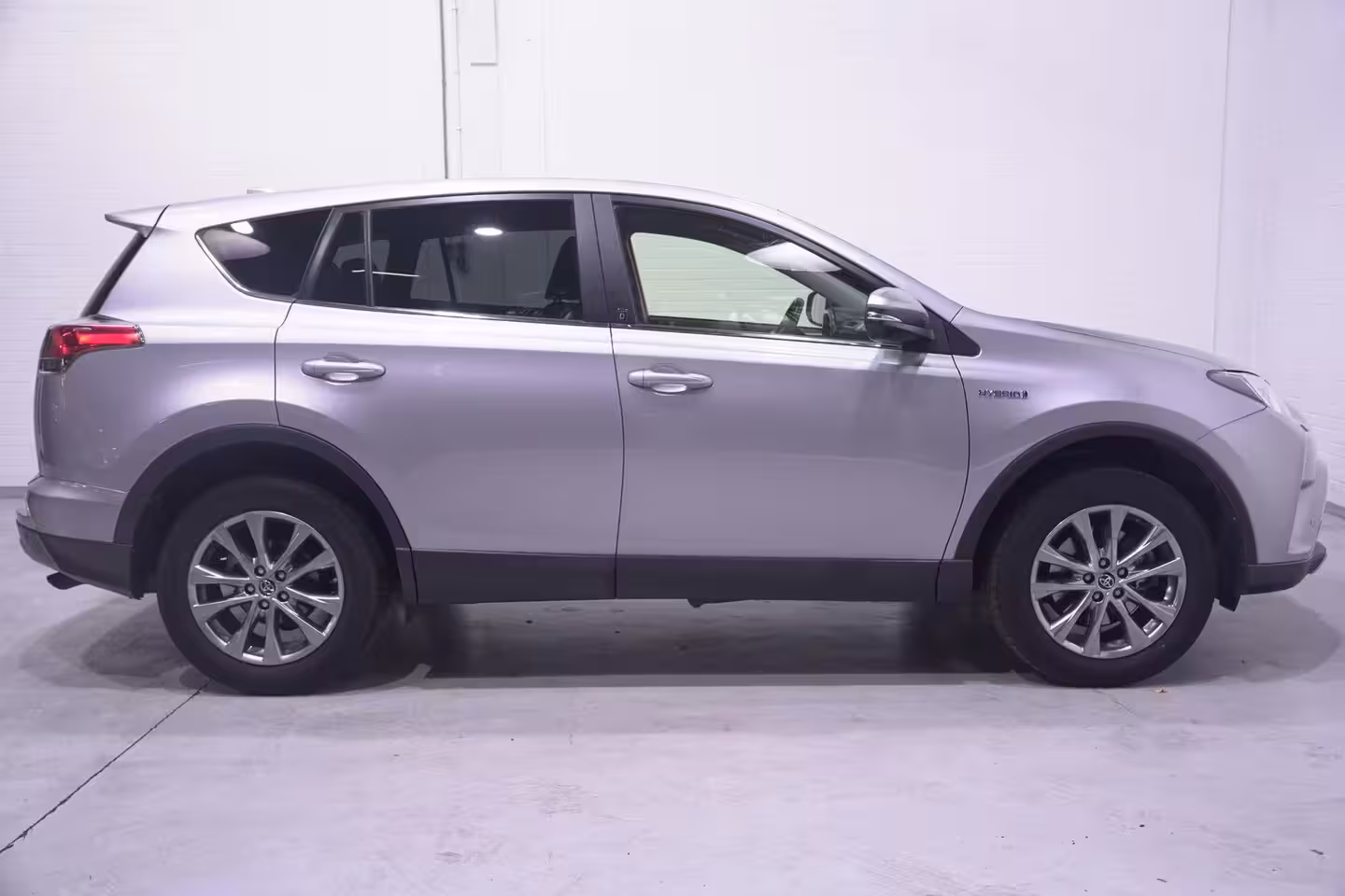 Toyota RAV4 2.5 Hybrid AWD Energy Team-Duitsland navigatie camera 1650kg trekgewicht onderhouds histor