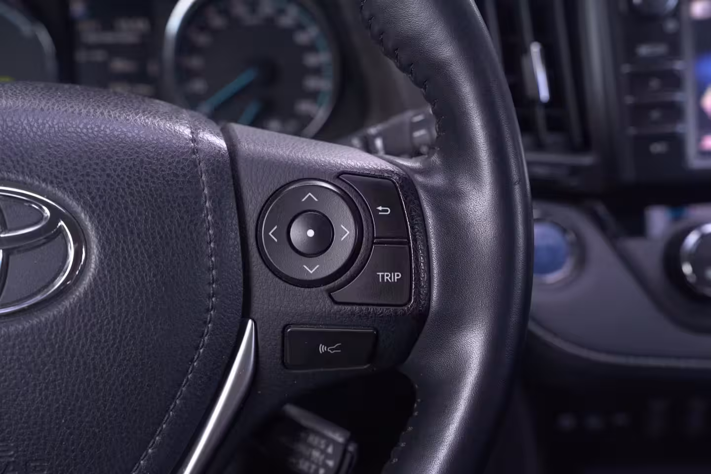 Toyota RAV4 2.5 Hybrid AWD Energy Team-Duitsland navigatie camera 1650kg trekgewicht onderhouds histor