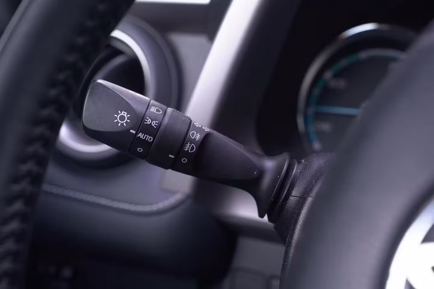 Toyota RAV4 2.5 Hybrid AWD Energy Team-Duitsland navigatie camera 1650kg trekgewicht onderhouds histor