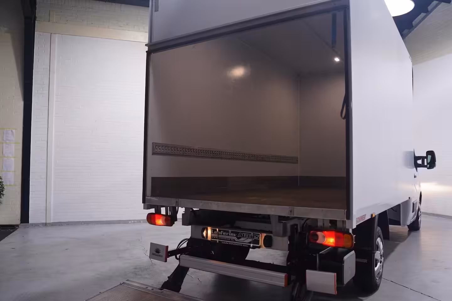 Renault Master 2.3 DCi 163 pk Bakwagen met Laadklep Navi, Airco Apple Carplay, Dakspoiler, Cruise Control
