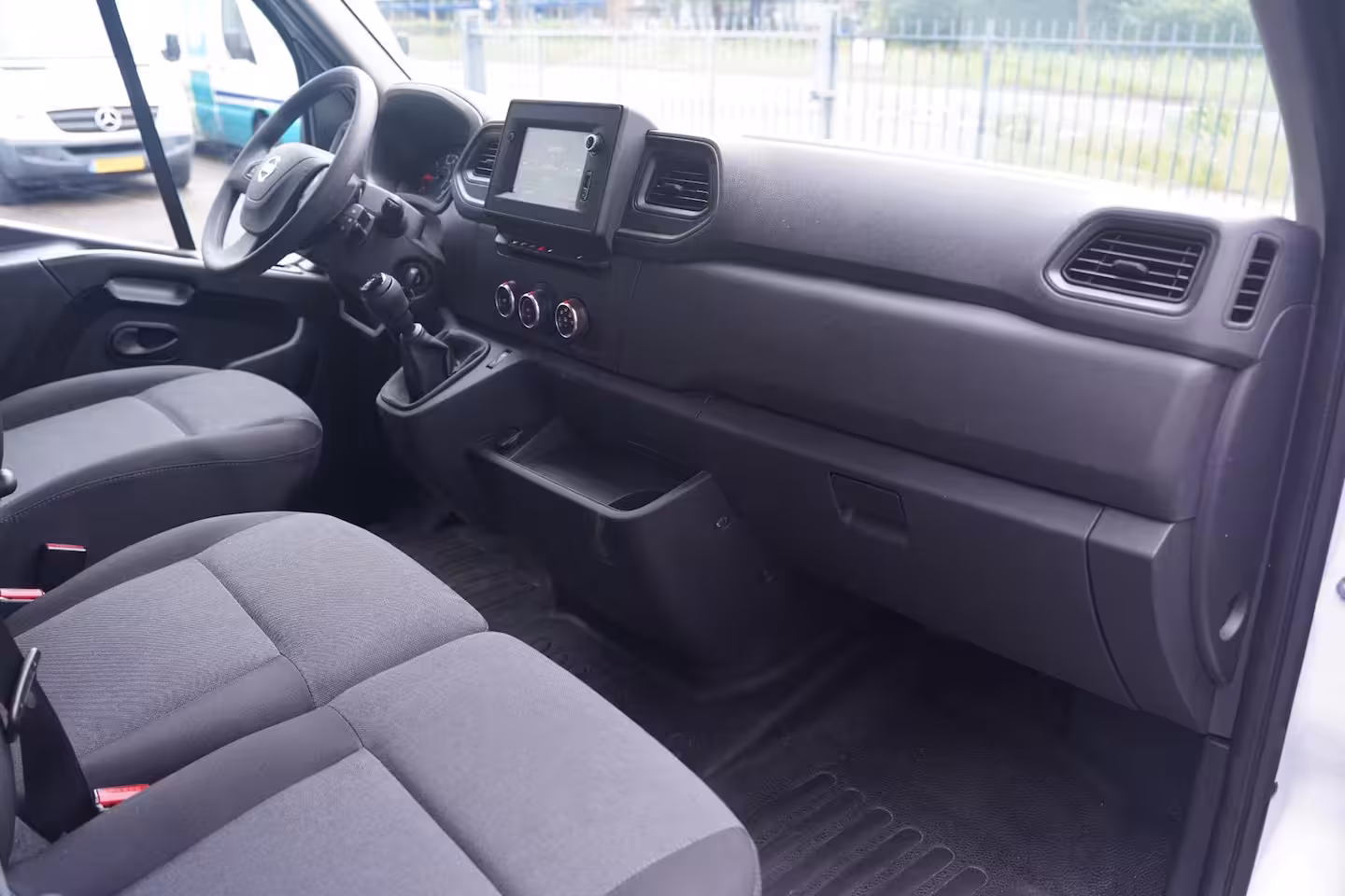 Renault Master 2.3 DCi 163 pk Bakwagen met Laadklep Navi, Airco Apple Carplay, Dakspoiler, Cruise Control