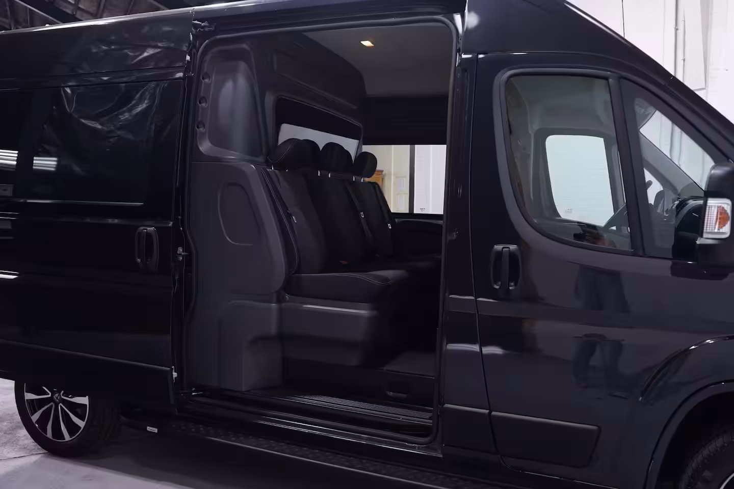 Fiat Ducato 2.3 MultiJet 120 pk Dubbel Cabine L2H2 Navi Camera, Cruise Control, Trekhaak 2.500 kg, 6-Z