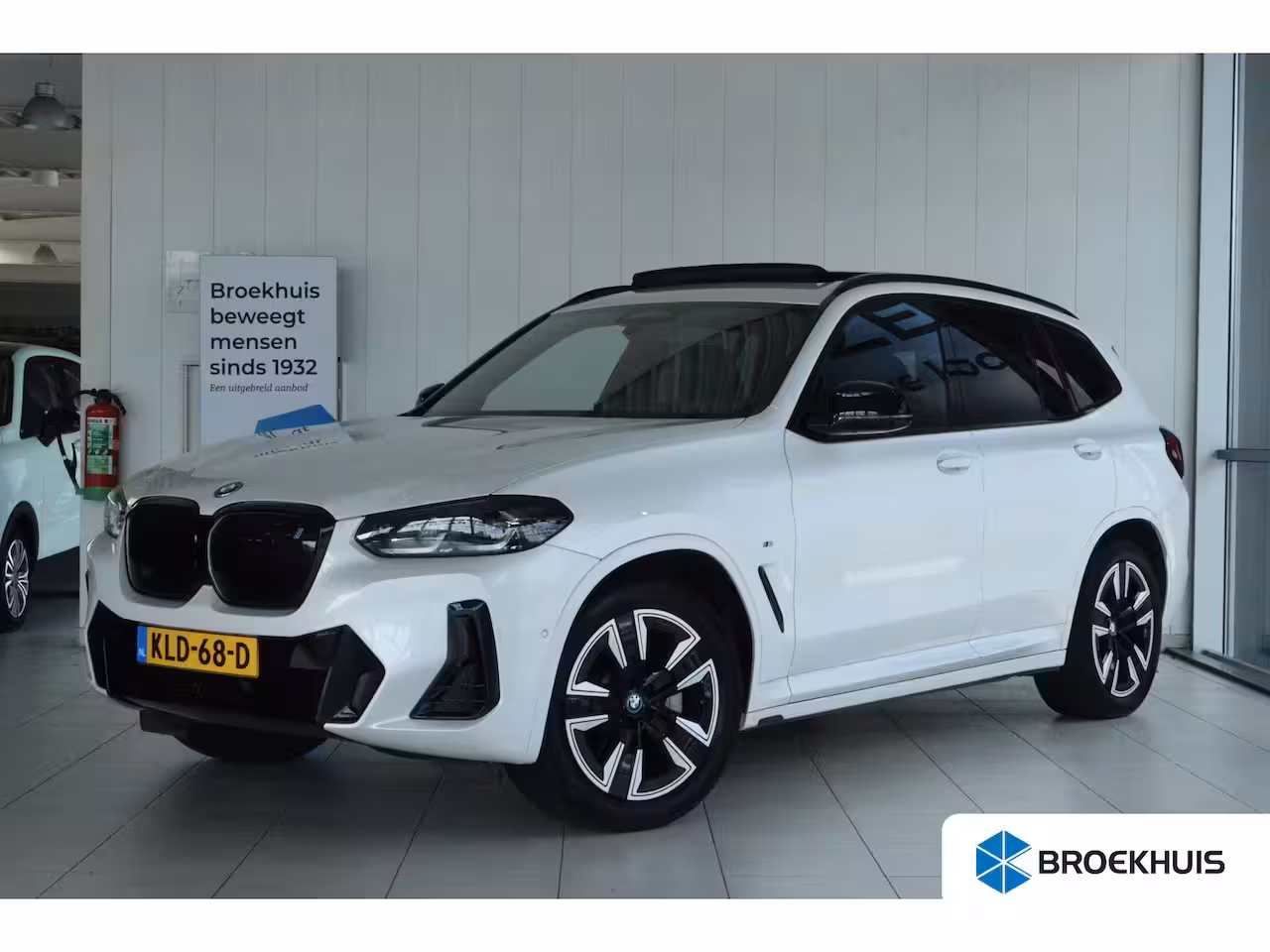 BMW iX3 Executive 80 kWh M-Sport | SoH 99% | Adapt. Cruise | Schuifdak | Camera | Memory | Navi |