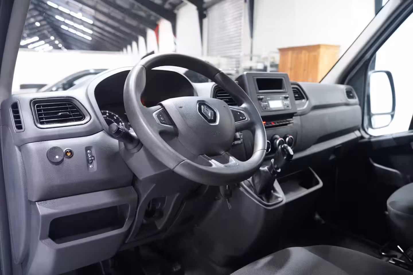 Renault Master 2.3 dCi 145 pk Pick Up / Open Laadbak 6-Zits Airco, Trekhaak 3.500 kg, LxBxH 245x208x38 cm