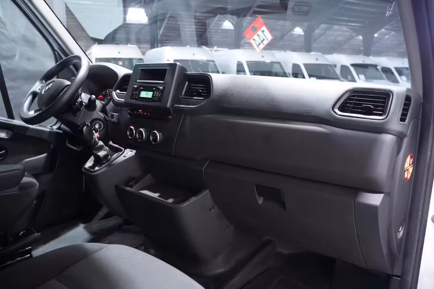 Renault Master 2.3 dCi 145 pk Pick Up / Open Laadbak 6-Zits Airco, Trekhaak 3.500 kg, LxBxH 245x208x38 cm