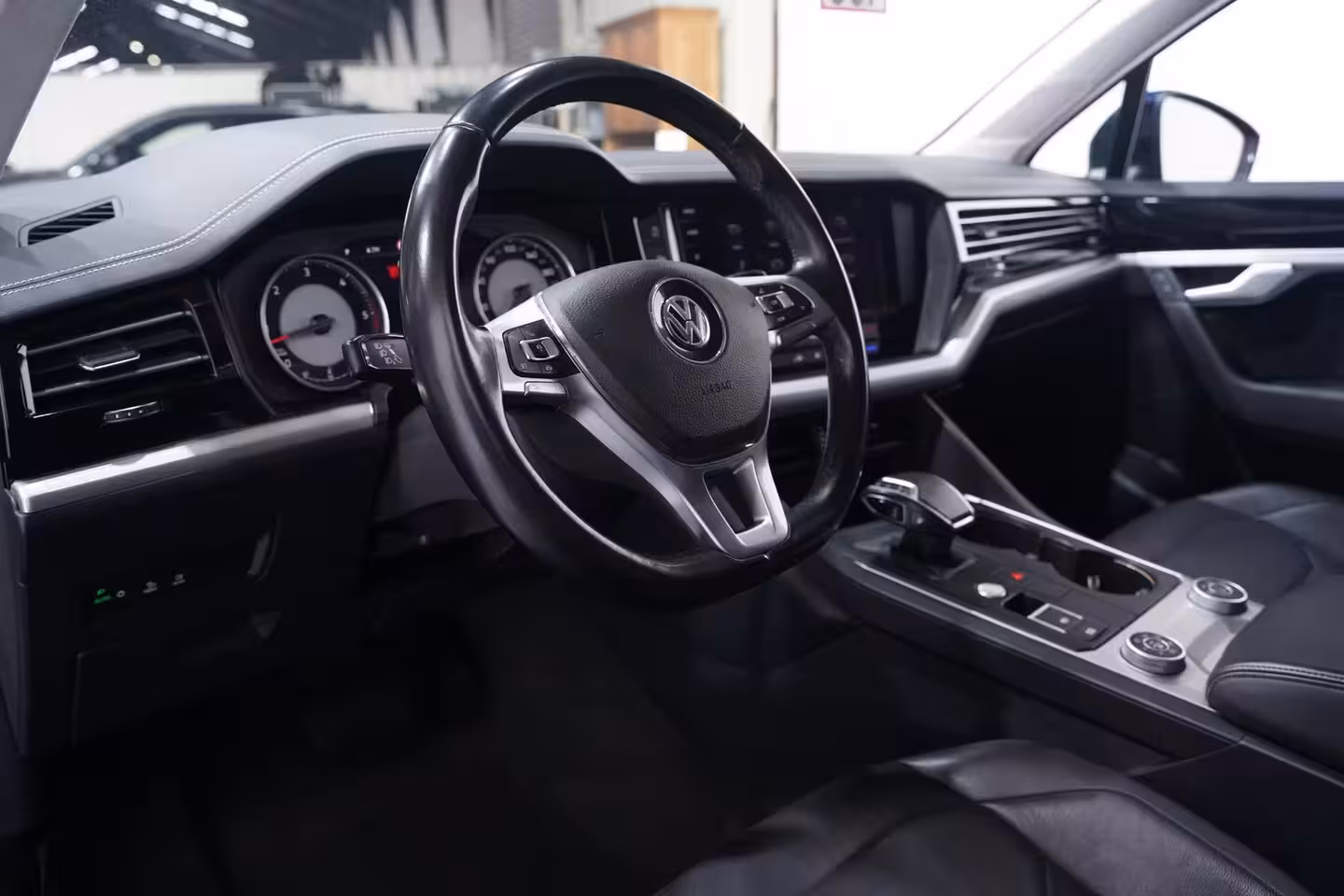 Volkswagen Touareg 3.0 TDI 231 pk Grijs Kenteken 2-Zits Navi, Camera Trekhaak 3.500 kg, Leder Zwart, Adapt. C