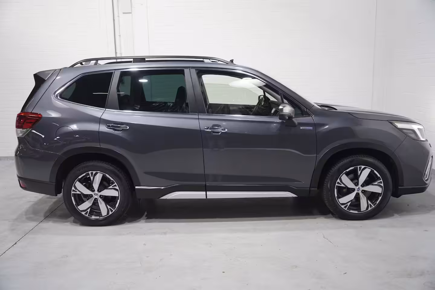 Subaru Forester 2.0i e-BOXER First Edition Leder Apple Carplay Schuifdak Camera Trekhaak Trekgewicht:1870k