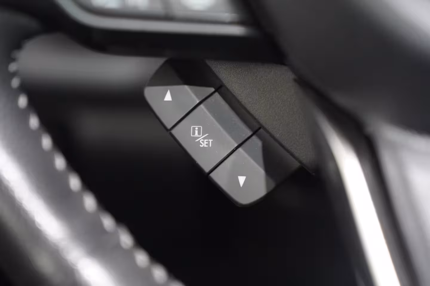 Subaru Forester 2.0i e-BOXER First Edition Leder Apple Carplay Schuifdak Camera Trekhaak Trekgewicht:1870k