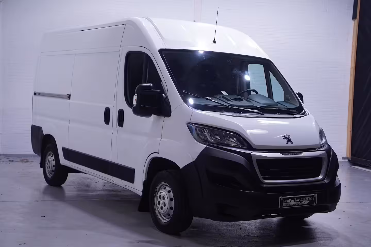 Peugeot Boxer 2.2 BlueHDi 140 pk L2H2 Premium Navi, Camera Laadruimte Pakket, Trekhaak 2.500 kg, 3-Zits