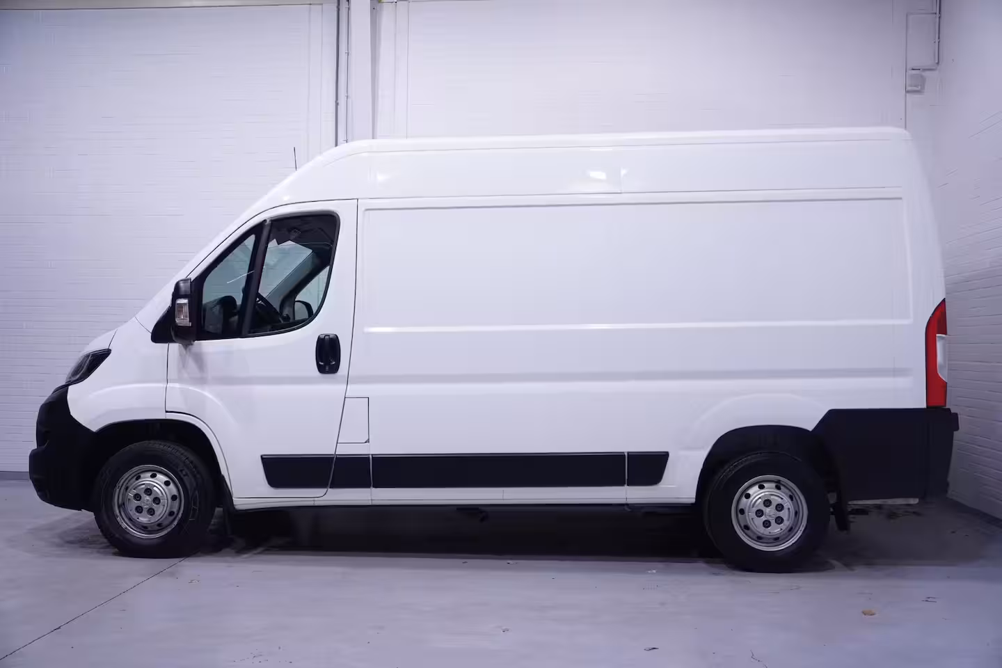 Peugeot Boxer 2.2 BlueHDi 140 pk L2H2 Premium Navi, Camera Laadruimte Pakket, Trekhaak 2.500 kg, 3-Zits