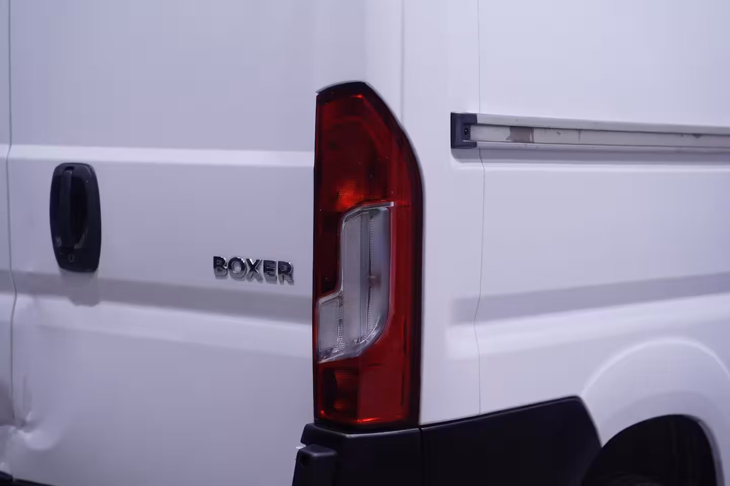 Peugeot Boxer 2.2 BlueHDi 140 pk L2H2 Premium Navi, Camera Laadruimte Pakket, Trekhaak 2.500 kg, 3-Zits