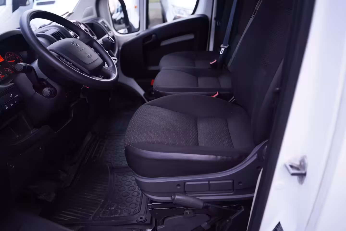 Peugeot Boxer 2.2 BlueHDi 140 pk L2H2 Premium Navi, Camera Laadruimte Pakket, Trekhaak 2.500 kg, 3-Zits