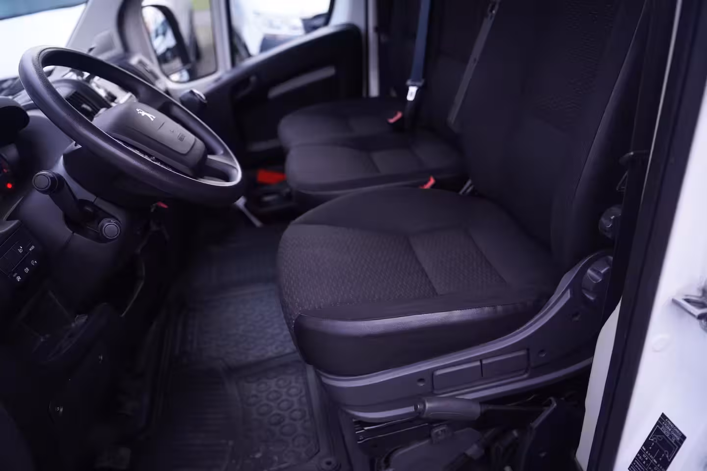 Peugeot Boxer 2.2 BlueHDi 140 pk L2H2 Premium Navi, Camera Laadruimte Pakket, Trekhaak 2.500 kg, 3-Zits
