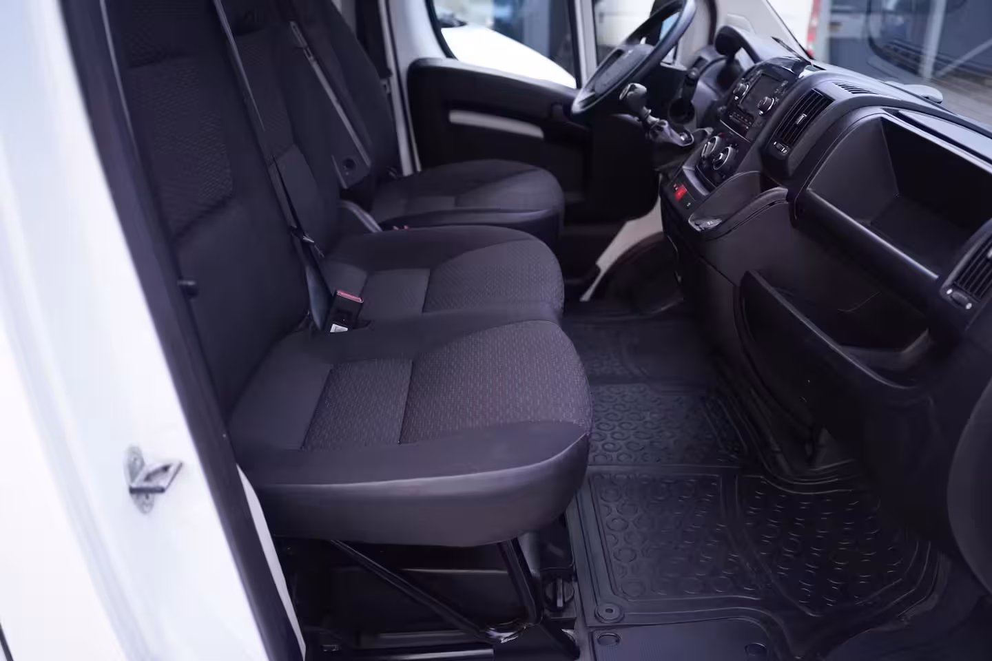 Peugeot Boxer 2.2 BlueHDi 140 pk L2H2 Premium Navi, Camera Laadruimte Pakket, Trekhaak 2.500 kg, 3-Zits