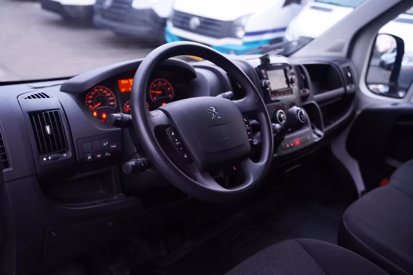 Peugeot Boxer 2.2 BlueHDi 140 pk L2H2 Premium Navi, Camera Laadruimte Pakket, Trekhaak 2.500 kg, 3-Zits