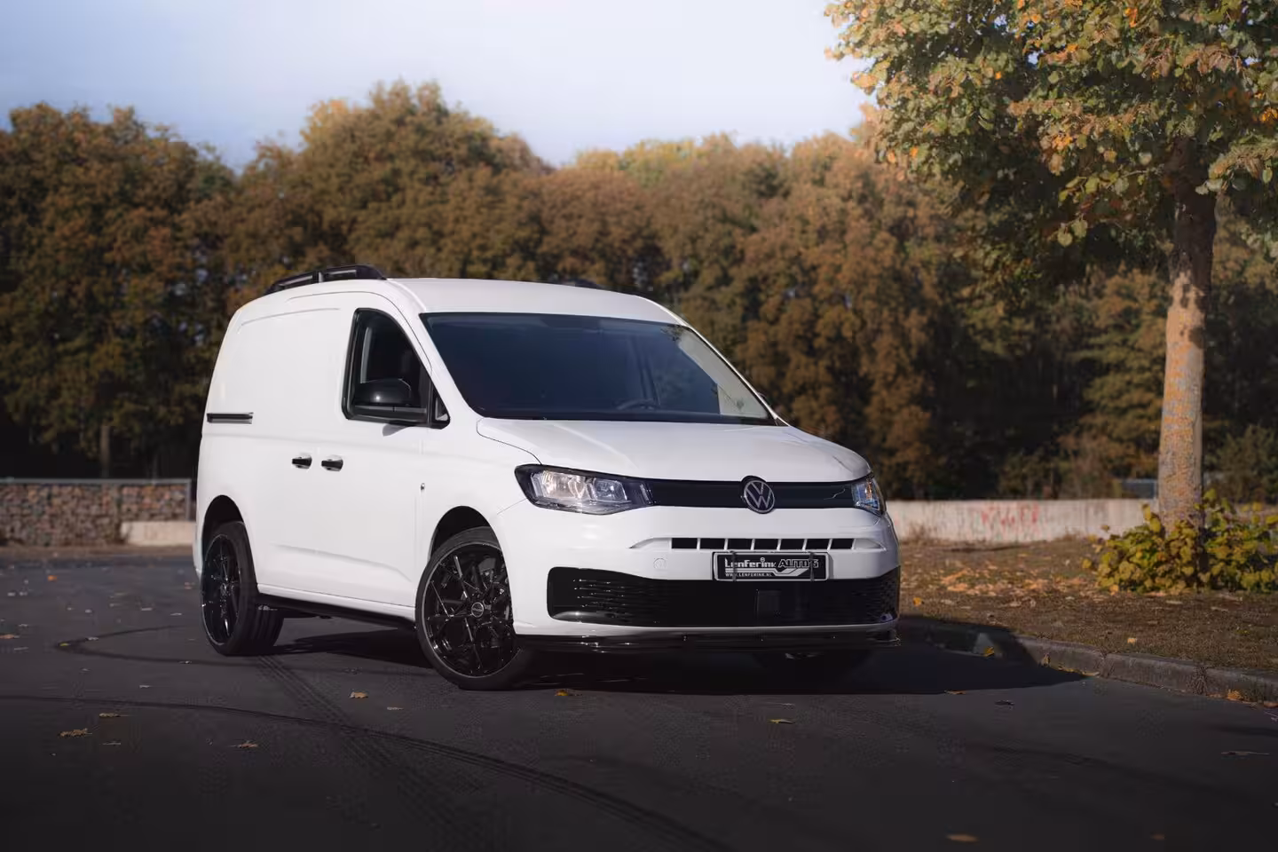 Volkswagen Caddy 1.5 TSI 115 pk BENZINE Black&White Edition 19" LMV, Spoilers V+A, Airco, Bumpers in Kleur,