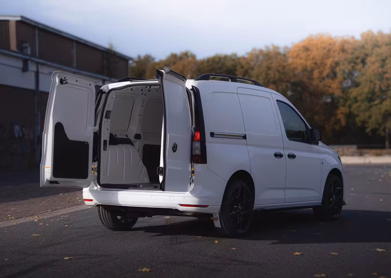 Volkswagen Caddy 1.5 TSI 115 pk BENZINE Black&White Edition 19" LMV, Spoilers V+A, Airco, Bumpers in Kleur,