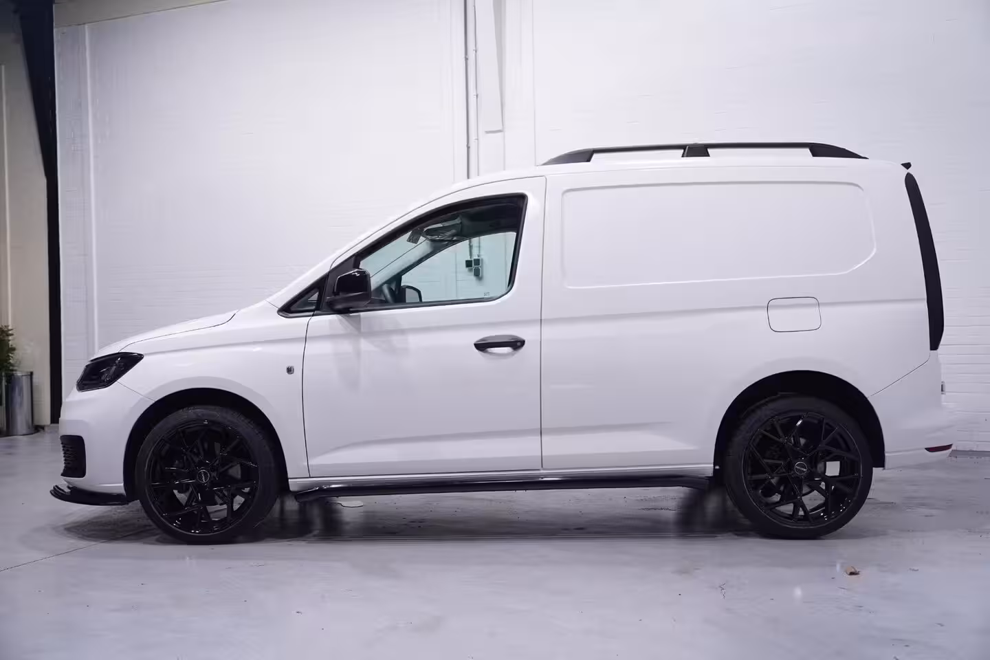 Volkswagen Caddy 1.5 TSI 115 pk BENZINE Black&White Edition 19" LMV, Spoilers V+A, Airco, Bumpers in Kleur,