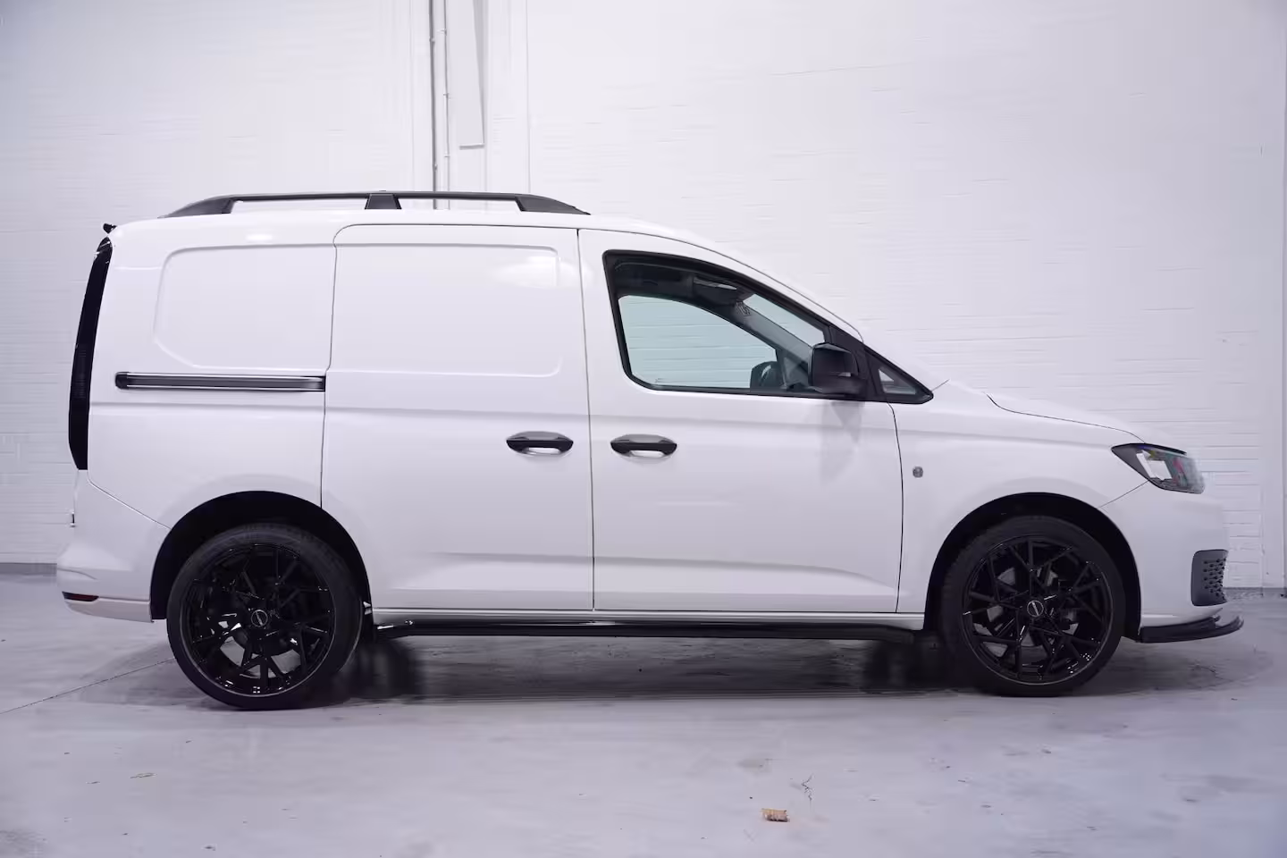 Volkswagen Caddy 1.5 TSI 115 pk BENZINE Black&White Edition 19" LMV, Spoilers V+A, Airco, Bumpers in Kleur,